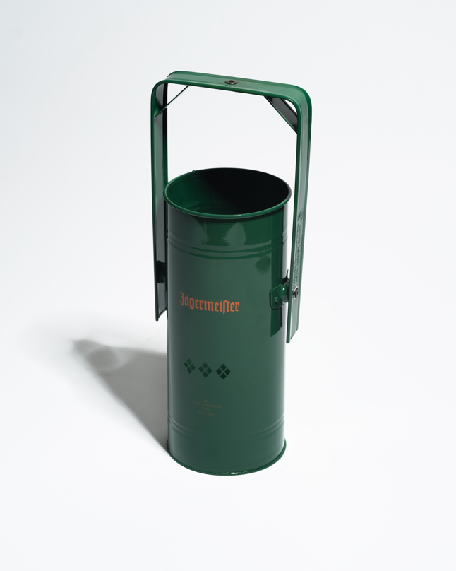 Arzător de tămâie metalic verde, cu mâner și logo-ul Jägermeister portocaliu, pe fundal alb