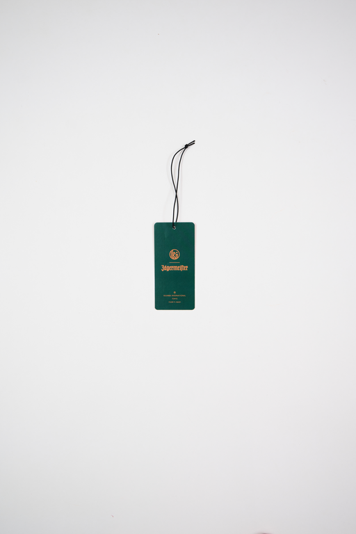Partea verde a hârtiei de parfum, cu logo-urile brandului pe un fundal alb