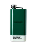 Flască verde cu textul „Jägermeifter” și „Pantone Herbal Green” pe fundal alb