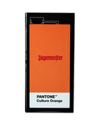 Cutie pentru flasca Jägermeister cu eticheta „PANTONE Culture Orange” pe fundal alb