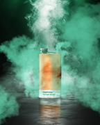 Sticlă Jägermeister cu etichetă de culoare Pantone, înconjurată de fum verde pe fundal întunecat