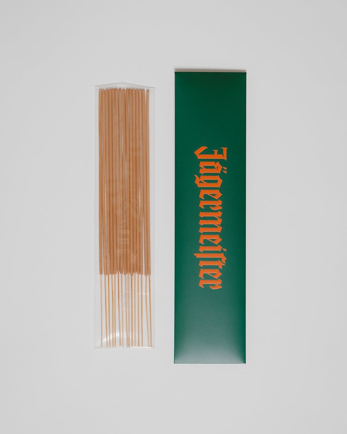 Bețișoare parfumate cu o cutie verde, având branding „Jägermeister” pe un fundal alb