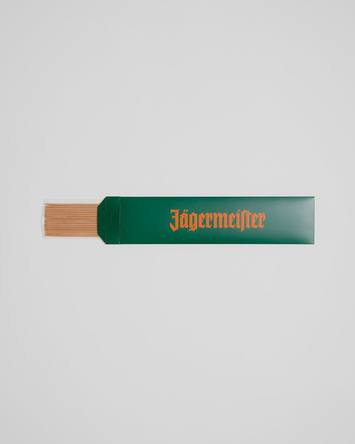 Cutie Jägermeister cu bețișoare de tămâie din lemn