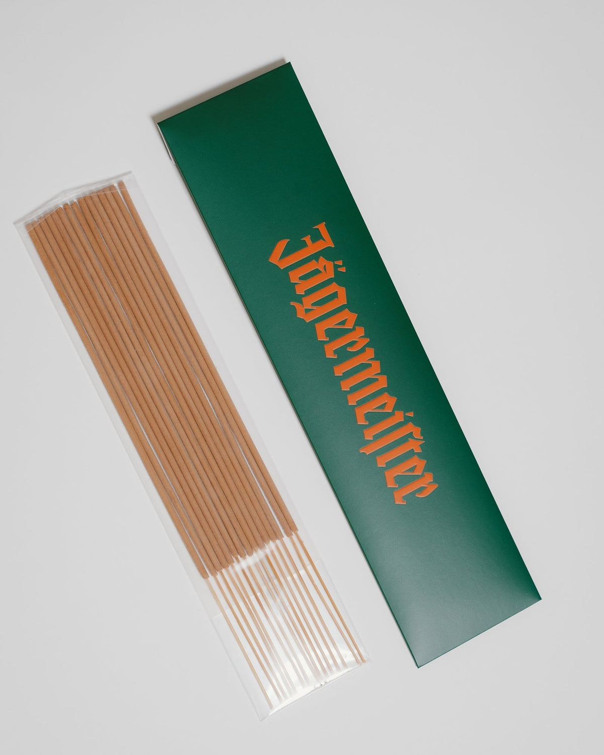 Pachet de bețișoare parfumate Jägermeifter, cu ambalaj verde și logo de tip wordmark