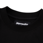 Prim-plan pe gulerul unui tricou negru Jägermeister, cu o etichetă țesută cu logo-ul Jägermeister la interiorul decolteului.
