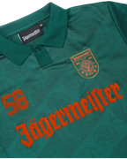 Prim-plan al unui tricou verde cu branding Jägermeister.