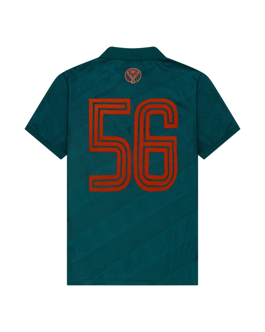 Tricou verde Jägermeister cu un „56” portocaliu pe spate.