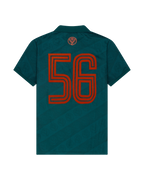 Tricou verde Jägermeister cu un „56” portocaliu pe spate.