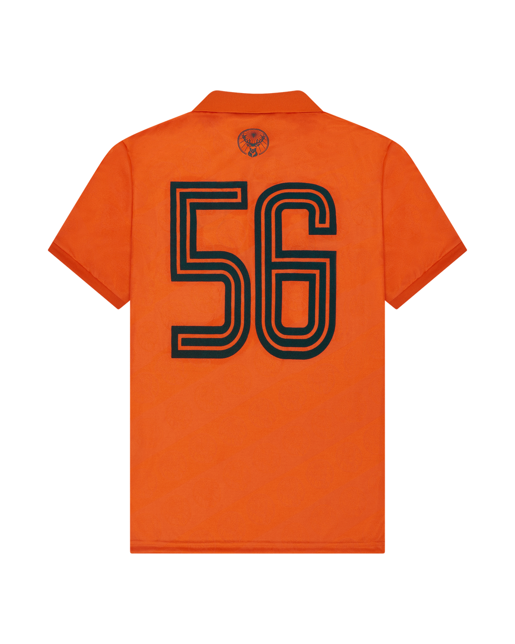 Tricou portocaliu cu numărul negru 56 pe spatele tricoului.