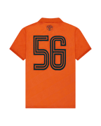 Tricou portocaliu cu numărul negru 56 pe spatele tricoului.