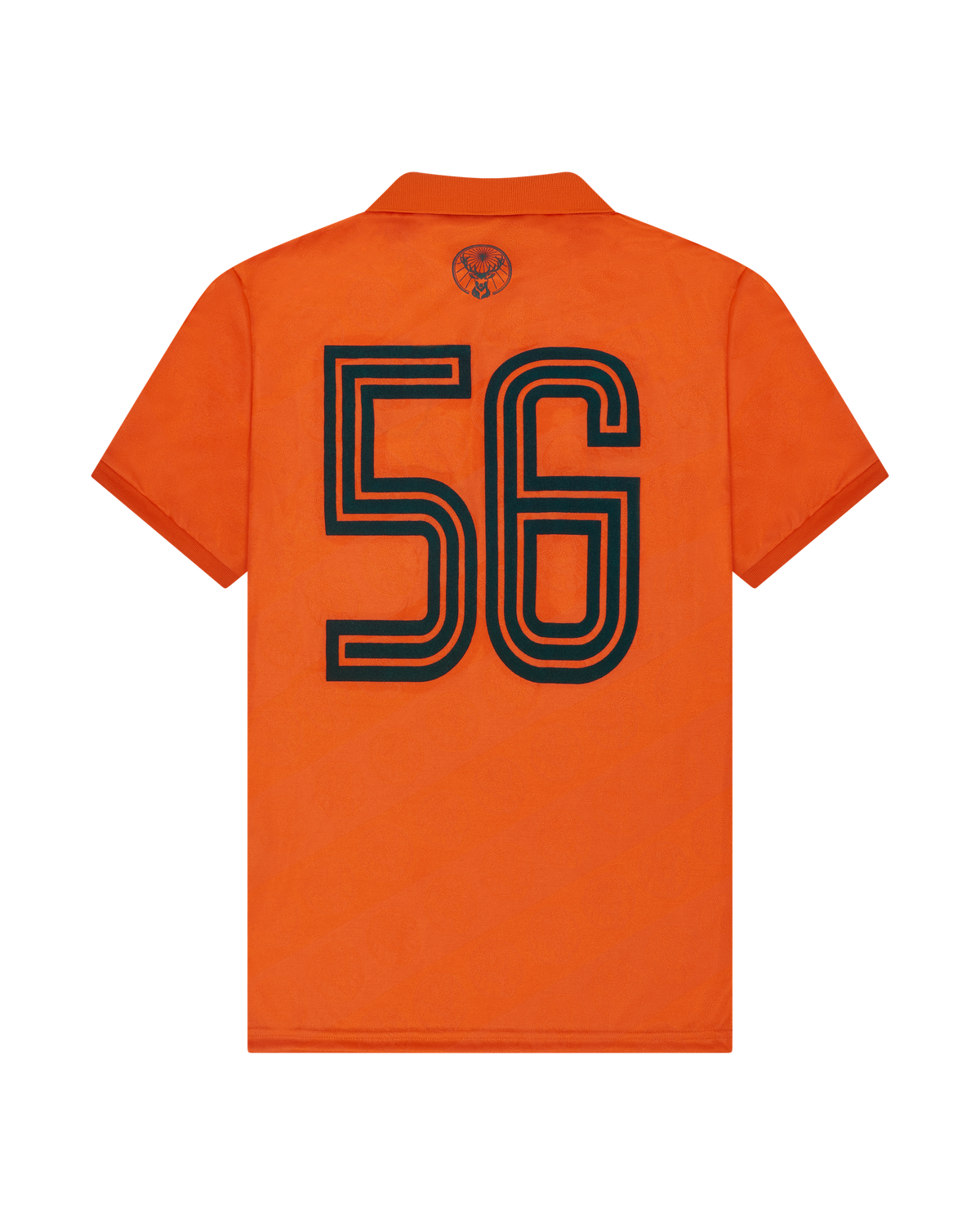 Tricou portocaliu cu numărul negru 56 pe spatele tricoului.