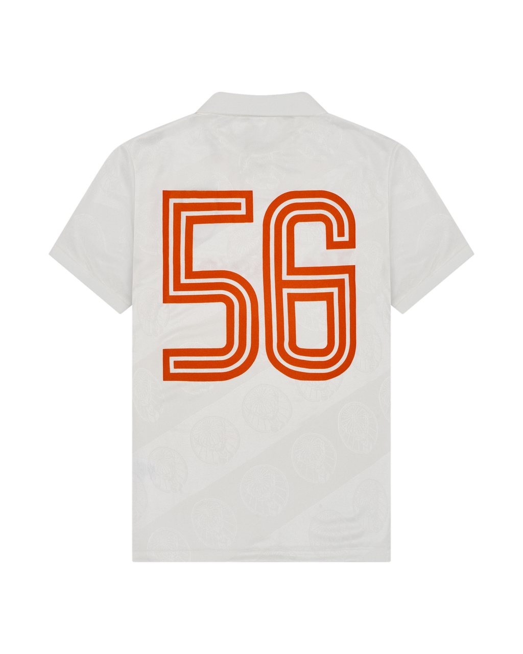Tricou alb cu design portocaliu „56” pe spate.