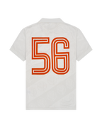Tricou alb cu design portocaliu „56” pe spate.