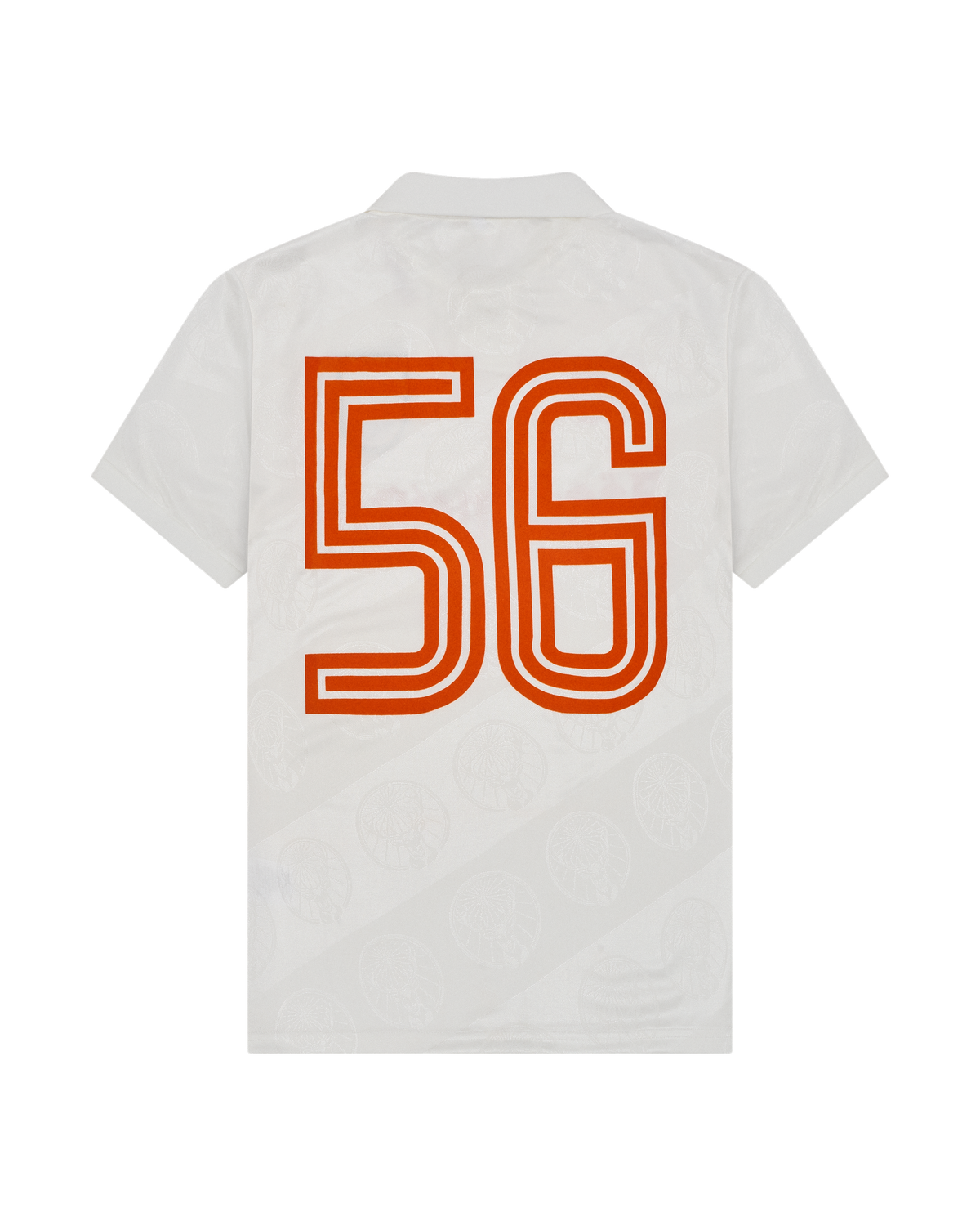 Tricou alb cu design portocaliu „56” pe spate.