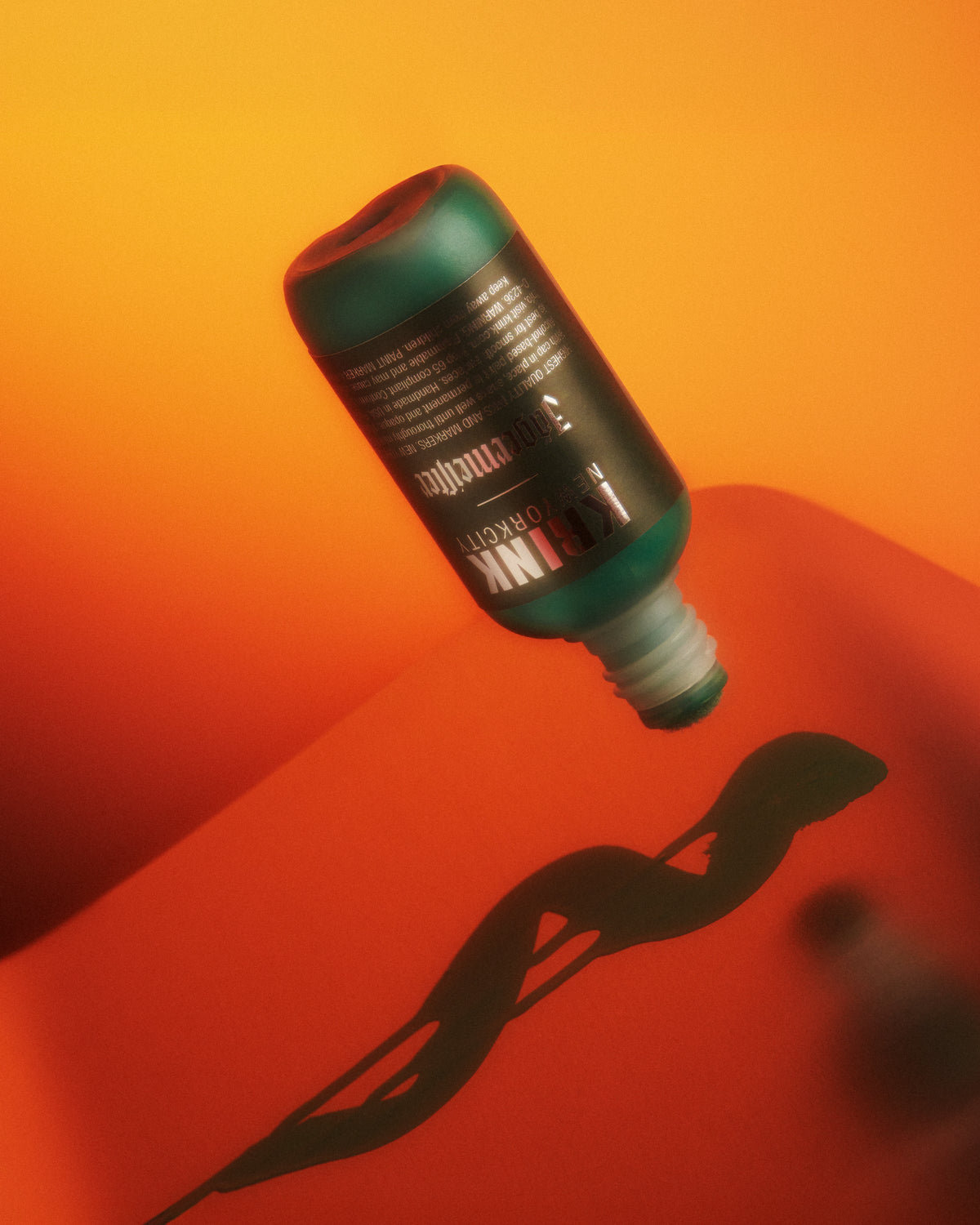 Marker Krink verde cu branding Jägermeister pe un fundal cu gradient roșu și portocaliu