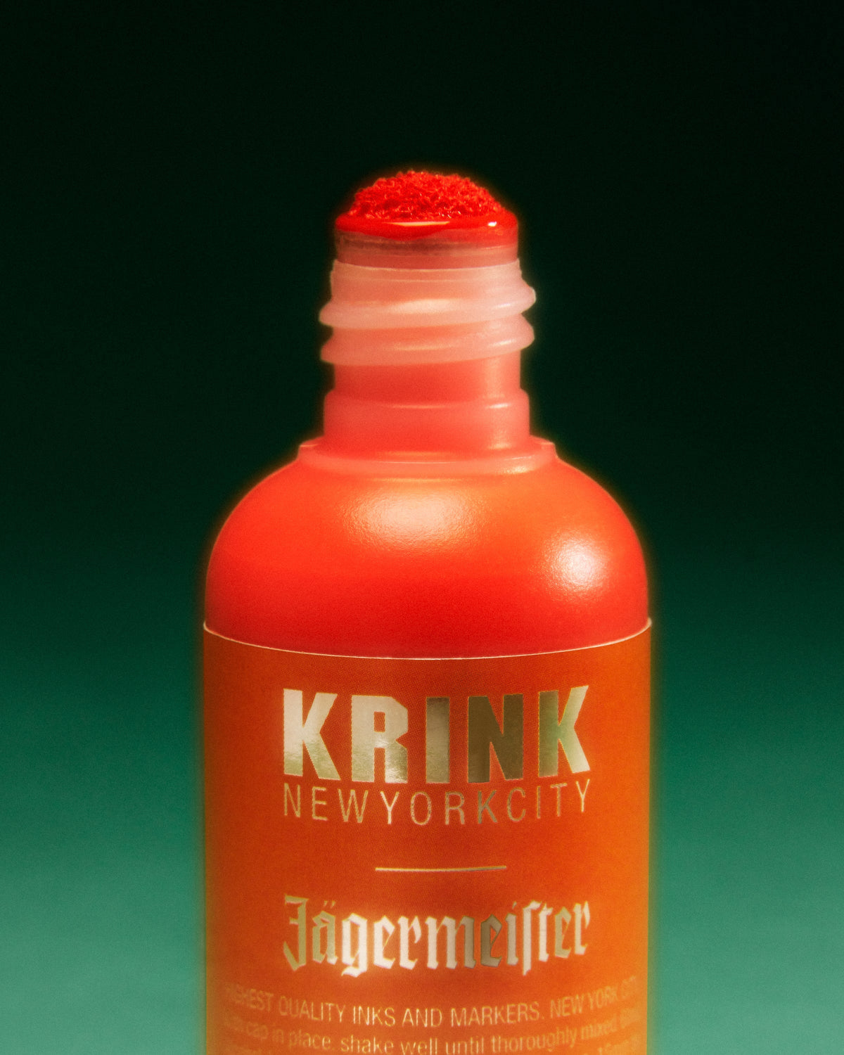 Marker Krink portocaliu cu branding Jägermeister pe fundal verde
