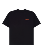 Tricou negru cu etichetă Jägermeister, cu un mic logo portocaliu pe piept.