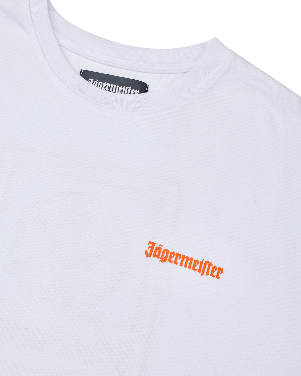 Tricou alb cu un logo „Jägermeister” portocaliu.