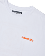 Tricou alb cu un logo „Jägermeister” portocaliu.