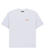 Tricou alb cu un logo Jägermeister portocaliu pe piept.