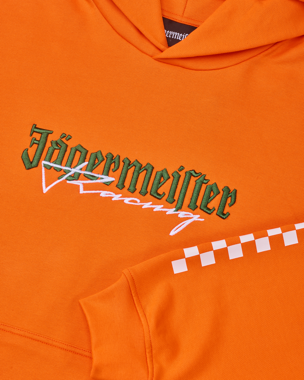 Hanorac portocaliu cu logo-ul Jägermeister Racing alb și verde.
