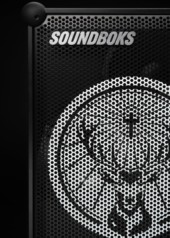 Boxă neagră Soundboks cu logo-ul brandului Jägermeister