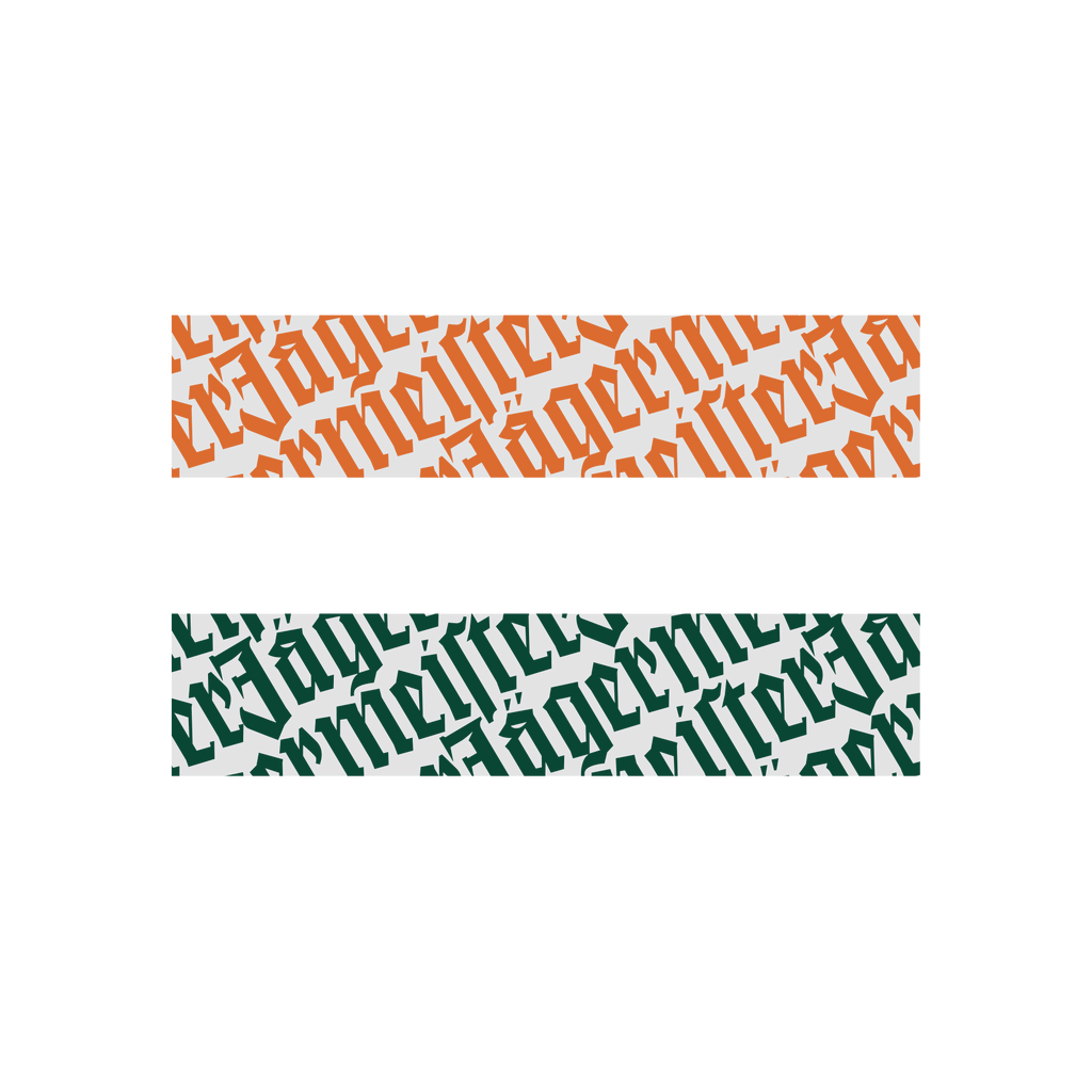 Două modele cu un pattern din text Jägermeister pe fundal alb