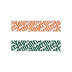 Două modele cu un pattern din text Jägermeister pe fundal alb
