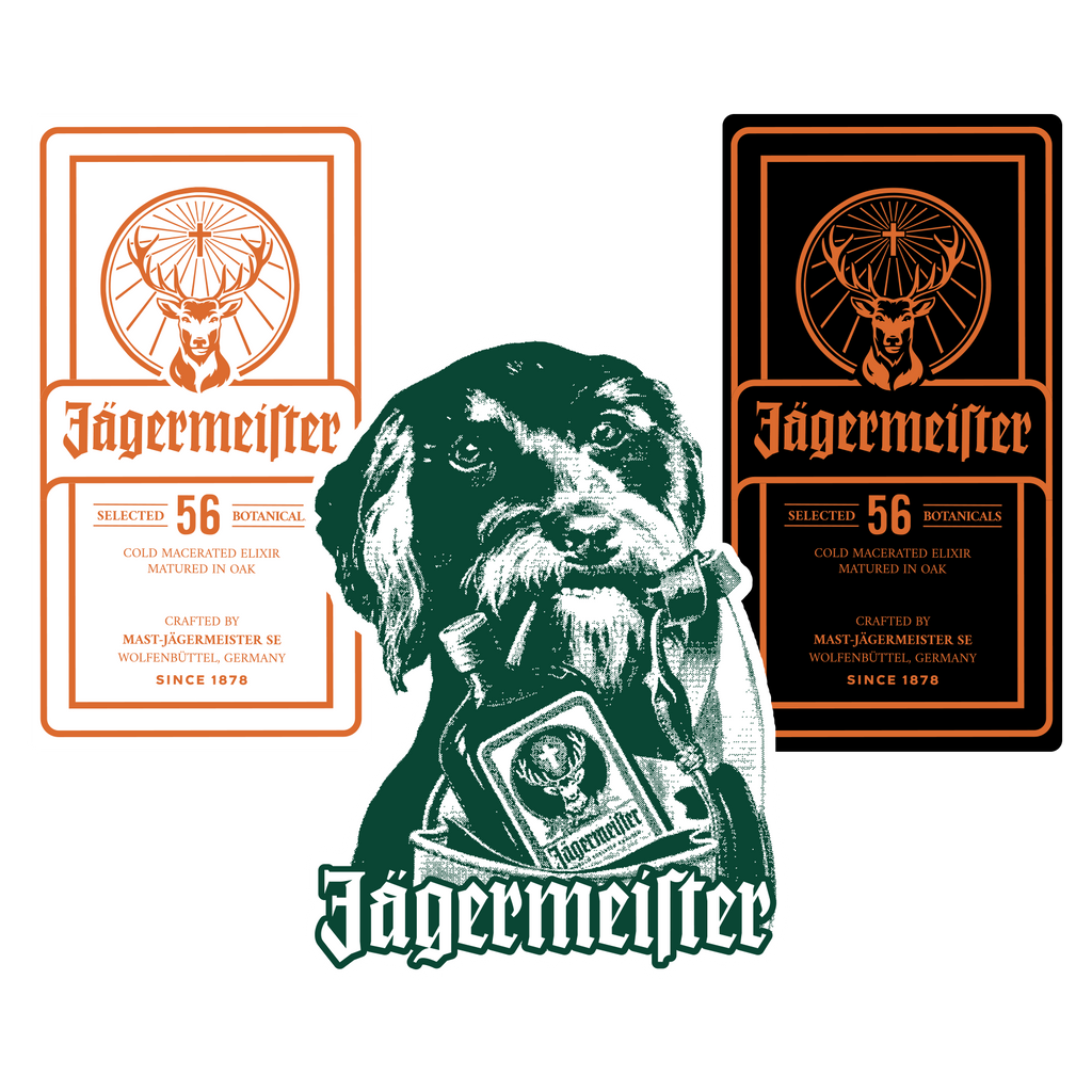 Etichetă Jägermeister în alb și negru, cu logo portocaliu, și logo cu un câine care ține o etichetă de sticlă Jägermeister, pe fundal alb