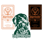 Etichetă Jägermeister în alb și negru, cu logo portocaliu, și logo cu un câine care ține o etichetă de sticlă Jägermeister, pe fundal alb