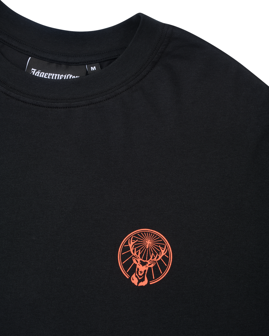Tricou negru cu un logo Jägermeister portocaliu.