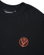 Tricou negru cu un logo Jägermeister portocaliu.
