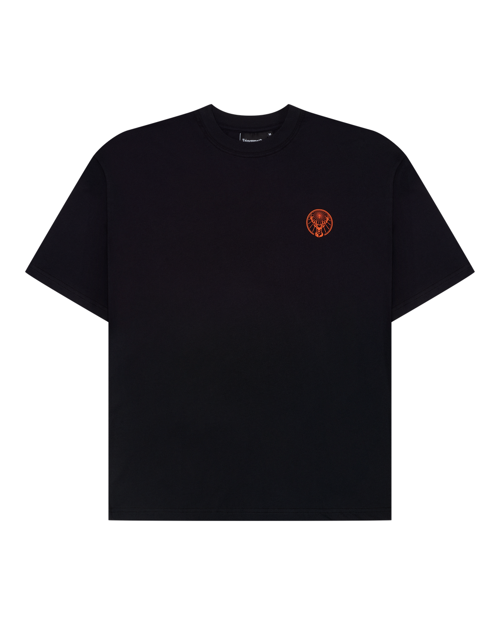 Tricou negru cu un mic logo Jägermeister portocaliu pe piept.