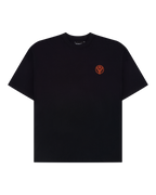 Tricou negru cu un mic logo Jägermeister portocaliu pe piept.