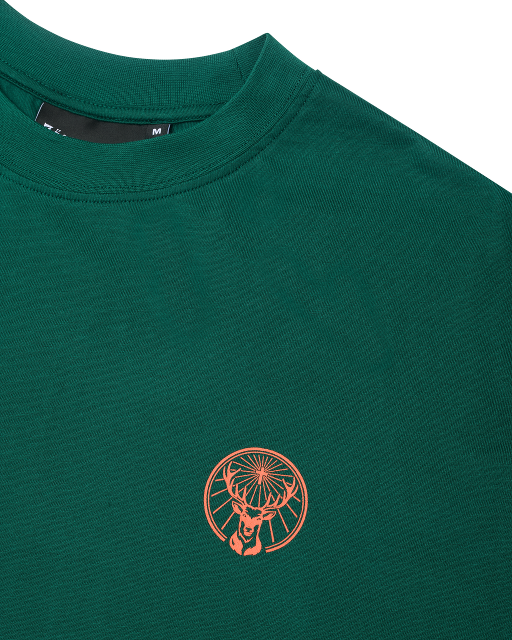Tricou verde Jägermeister cu un logo portocaliu pe piept.