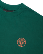 Tricou verde Jägermeister cu un logo portocaliu pe piept.