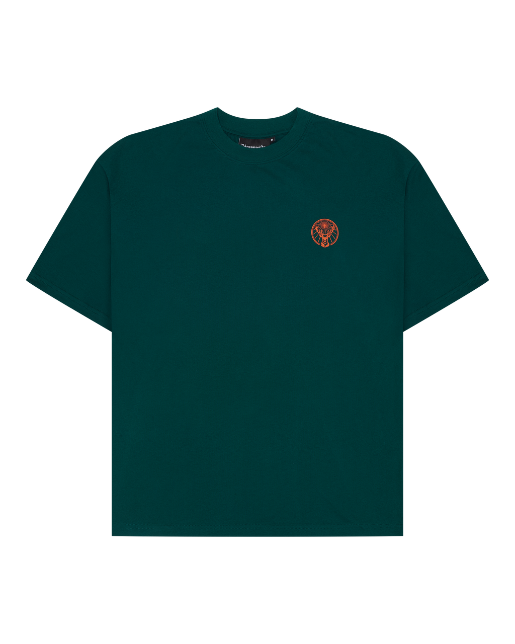 Tricou verde cu un mic Jägermeister portocaliu pe piept.