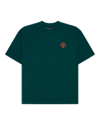 Tricou verde cu un mic Jägermeister portocaliu pe piept.