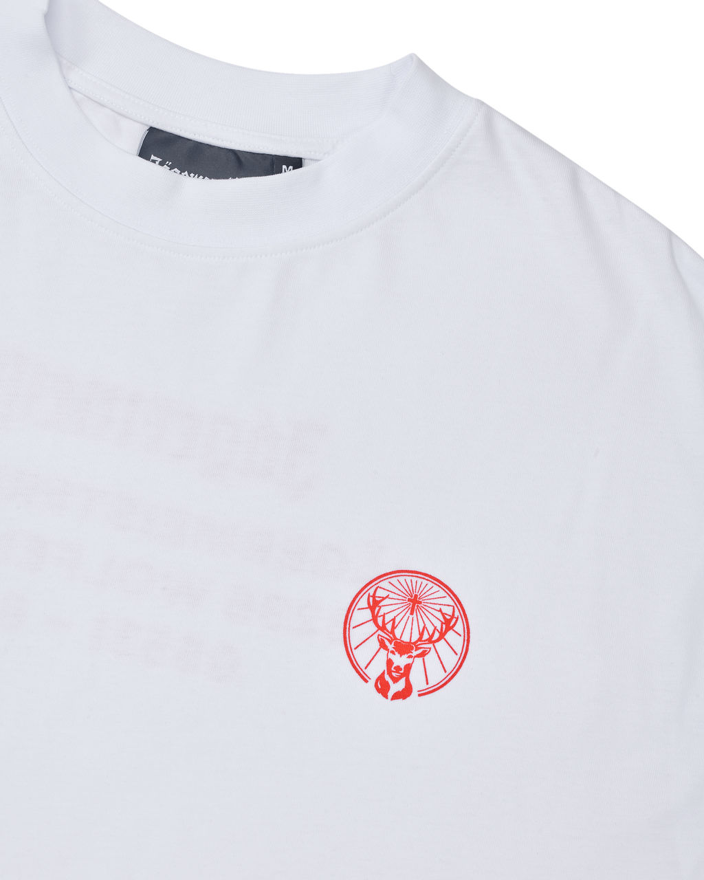 Tricou alb cu un logo Jägermeister portocaliu.