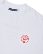 Tricou alb cu un logo Jägermeister portocaliu.