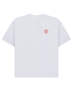 Tricou alb cu un mic logo Jägermeister portocaliu pe piept.