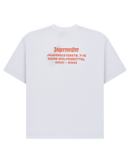 Tricou alb cu adresa Jägermeister portocalie pe spate.