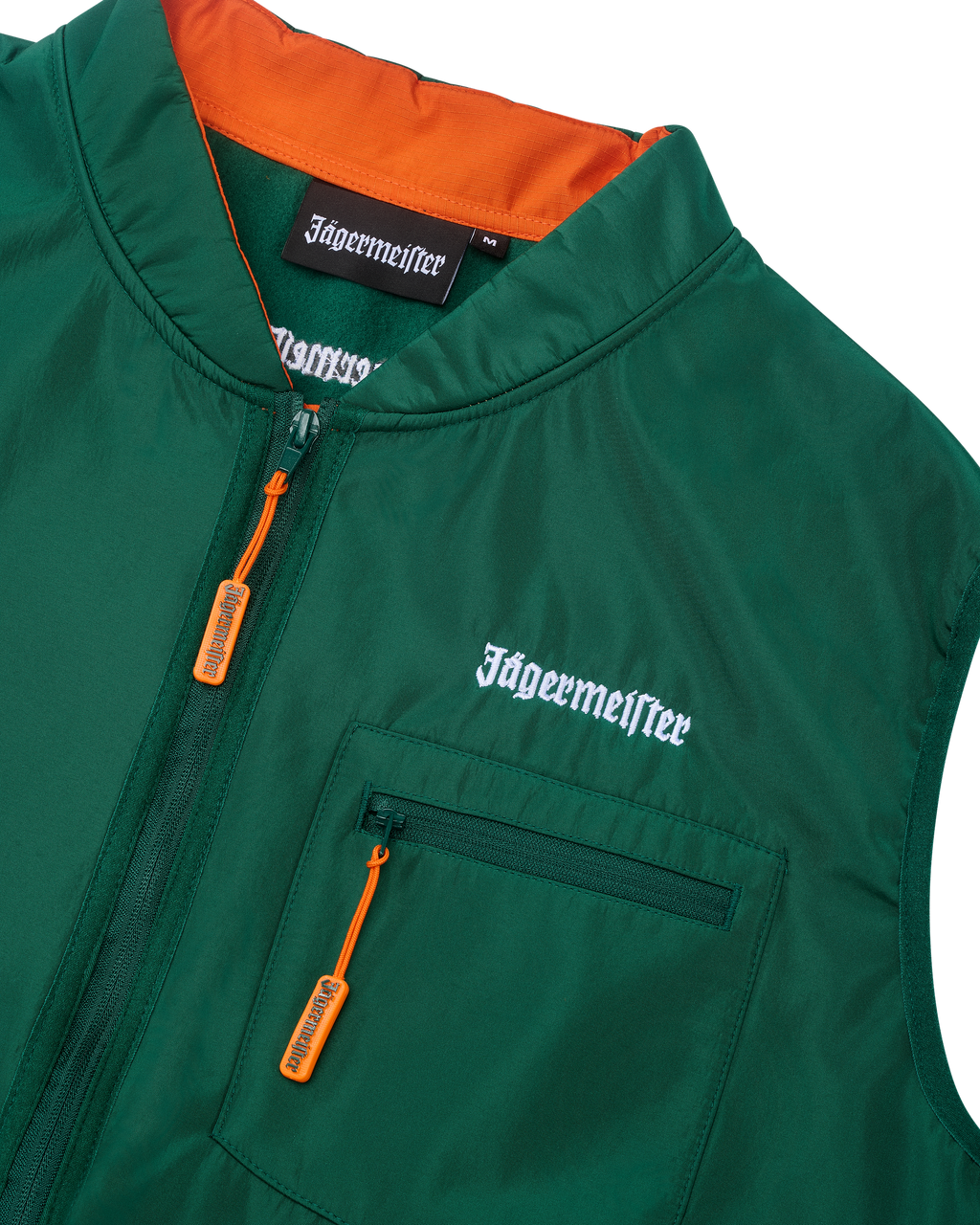 Vestă verde cu interior portocaliu și branding alb Jägermeister.